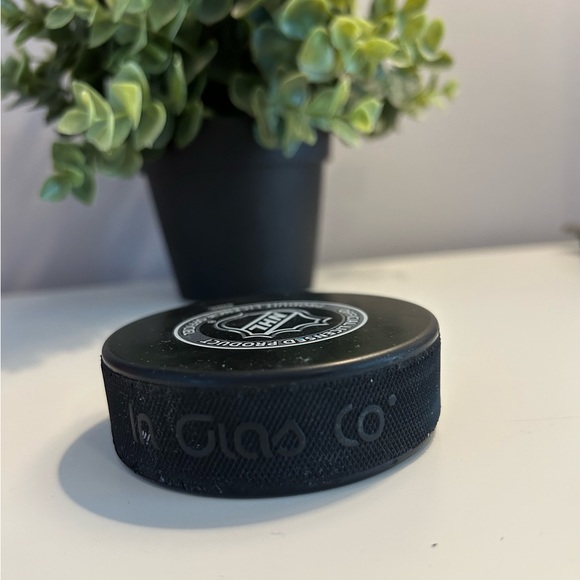 NHL 0fficial Hockey Puck, Colorado Avalanche - Picture 3 of 11